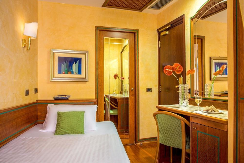 Hotel Regno Рим Экстерьер фото